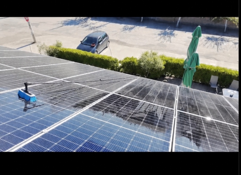 Професионално почистване на соларни панели на покрив от екипа на Solar Washme